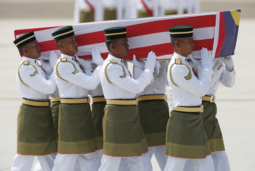  Jenazah korban pesawat Malaysia Airlines MH17 tiba di Bandara Internasional Kuala Lumpur di Sepang, Jumat (22/8).   (REUTERS/Olivia Harris )