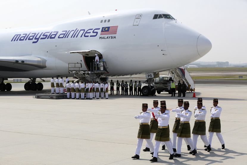  Jenazah korban pesawat Malaysia Airlines MH17 tiba di Bandara Internasional Kuala Lumpur di Sepang, Jumat (22/8).   (REUTERS/Olivia Harris )