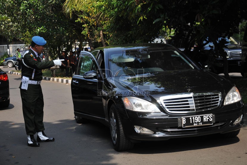   Mobil dinas baru Jokowi dengan pengawalan pasukan pengamanan Presiden di kawasan Menteng, Jakarta, Sabtu (23/8). (Republika/Rakhmawaty La'lang)