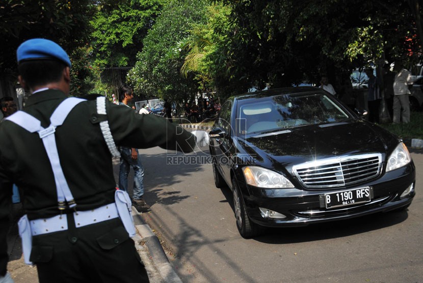   Mobil dinas baru Jokowi dengan pengawalan pasukan pengamanan Presiden di kawasan Menteng, Jakarta, Sabtu (23/8). (Republika/Rakhmawaty La'lang)
