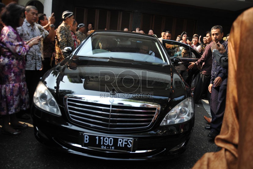   Mobil sedan mewah Mercedes Benz menjadi kendaraan dinas baru Jokowi di kawasan Menteng, Jakarta, Sabtu (23/8). (Republika/Rakhmawaty La'lang)