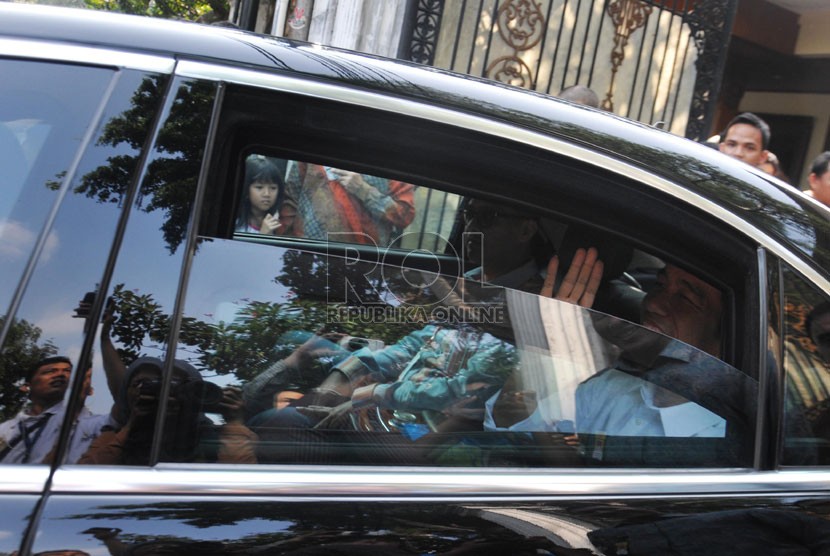  Presiden terpilih Joko Widodo mulai beraktivitas menggunakan mobil dinas barunya dan pengawalan pasukan pengamanan Presiden di kawasan Menteng, Jakarta, Sabtu (23/8). (Republika/Rakhmawaty La'lang)