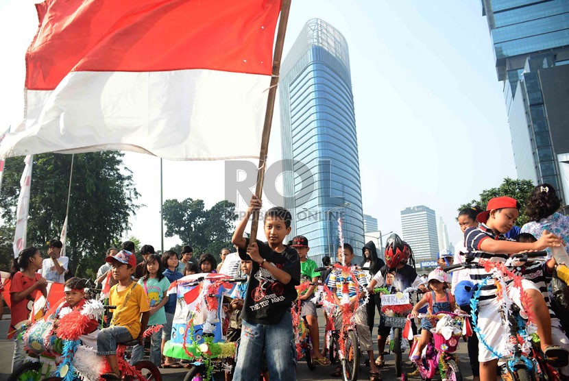  Sejumlah anak-anak berkonvoi menggunakan sepeda hias saat Hari Bebas Kendaraan Bermotor di kawasan Bundaran HI, Jakarta, Ahad (24/8). (Republika/Agung Supriyanto)