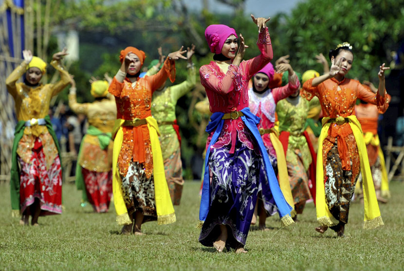   Sejumlah penari memperagakan Tari Semarangan (ilustrasi)