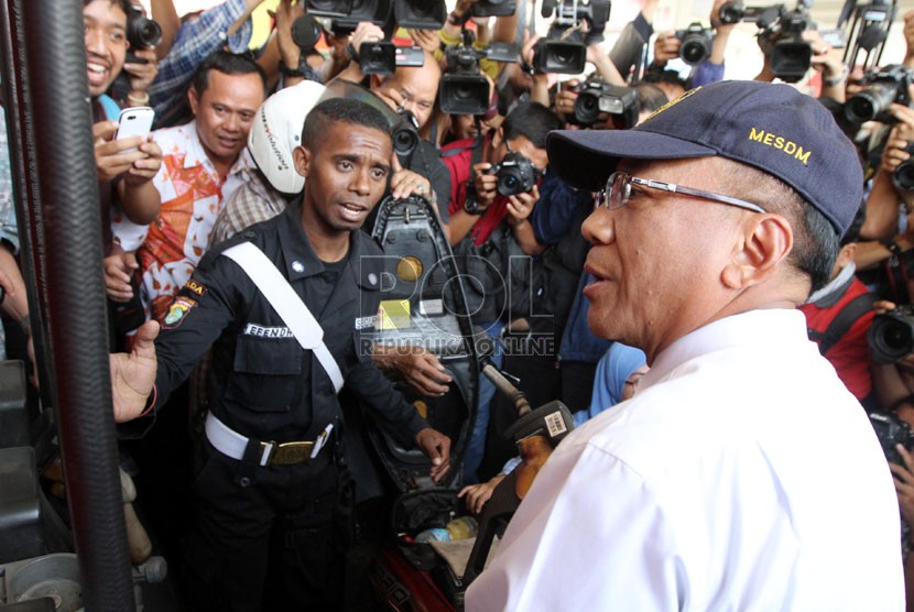   Menteri ESDM Jero Wacik saat sidak di SPBU jalan Abdul Muis, Jakarta, Rabu (27/8). (Republika/Yasin Habibi)