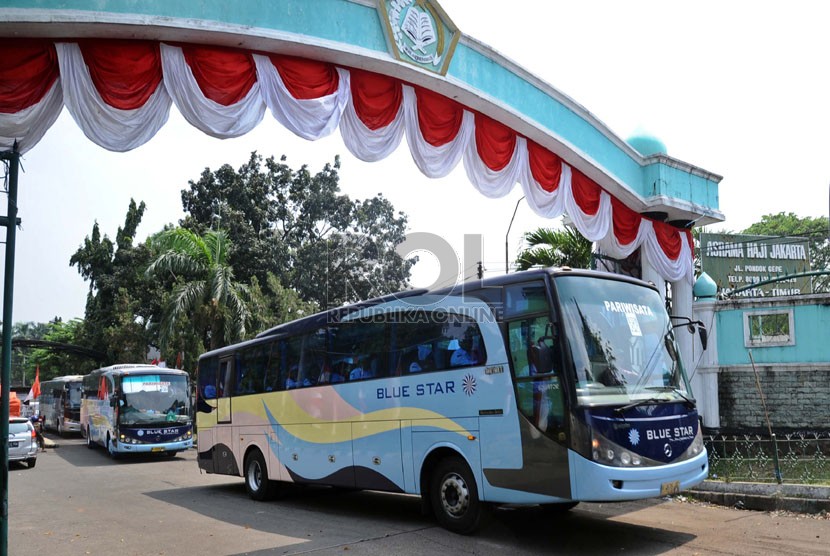   Iringan bis petugas haji saat diberangkatkan dari Asrama Haji, Jakarta, Rabu (27/8). (Republika/ Tahta Aidilla)