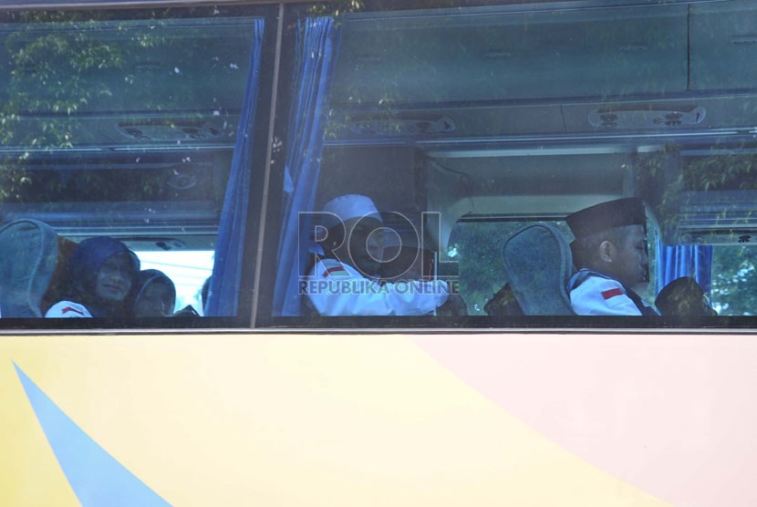  Petugas Haji berada dalam bis saat diberangkatkan dari Asrama Haji, Jakarta, Rabu (27/8).( Republika/ Tahta Aidilla)