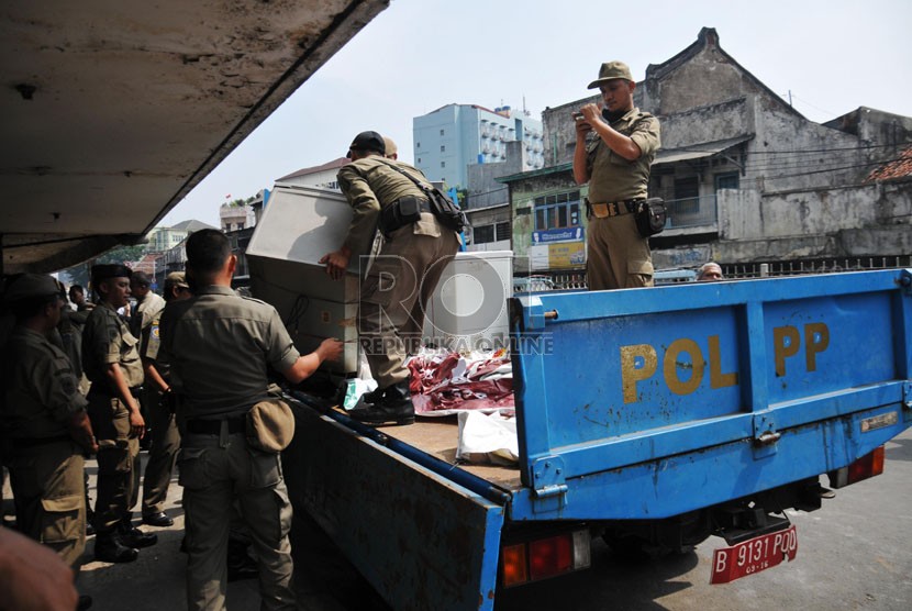 Petugas Satpol PP melakukan penertiban (Republika/Rakhmawaty La'lang)