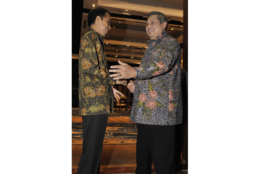   Presiden Susilo Bambang Yudhoyono (kanan) berjabat tangan dengan Presiden terpilih Joko Widodo saat mengadakan pertemuan di Nusa Dua, Bali, Rabu (27/8).  (Antara/Nyoman Budhiana)