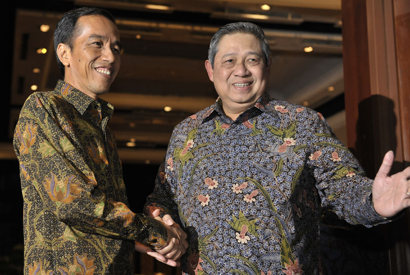  Presiden Susilo Bambang Yudhoyono (kanan) berjabat tangan dengan Presiden terpilih Joko Widodo saat mengadakan pertemuan di Nusa Dua, Bali, Rabu (27/8). (Republika/Nyoman Budhiana)