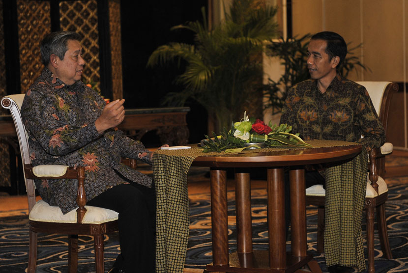  Presiden Susilo Bambang Yudhoyono (kiri) berbincang dengan Presiden terpilih Joko Widodo saat mengadakan pertemuan di Nusa Dua, Bali, Rabu (27/8). (Antara/Nyoman Budhiana)