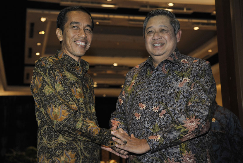   Presiden Susilo Bambang Yudhoyono (kanan) berjabat tangan dengan Presiden terpilih Joko Widodo saat mengadakan pertemuan di Nusa Dua, Bali, Rabu (27/8). (Antara/Nyoman Budhiana)