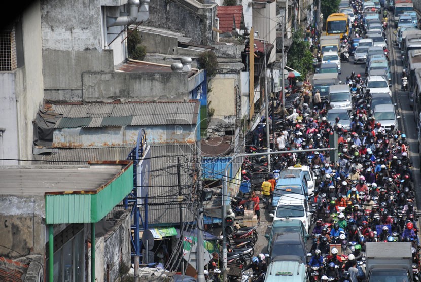   Kemacetan kendaraan di Jalan Jatinegara Barat, jakarta Timur, kamis (28/8). (Republika/Rakhmawaty La'lang)