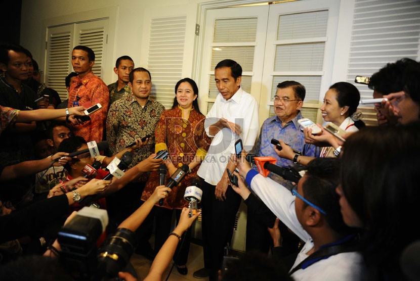 Presiden dan Wakil Presiden terpilih periode 2014-2019, Joko Widodo dan Jusuf Kalla berbicara kepada media usai rapat tertutup di Rumah Transisi, Jakarta, Kamis (28/8). (Republika/ Tahta Aidilla)