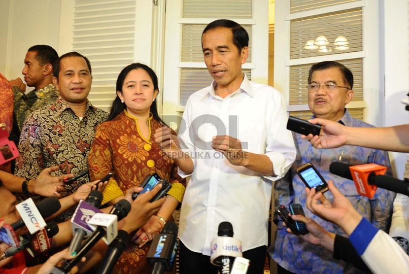 Presiden dan Wakil Presiden terpilih periode 2014-2019, Joko Widodo dan Jusuf Kalla berbicara kepada media usai rapat tertutup di Rumah Transisi, Jakarta, Kamis (28/8). (Republika/ Tahta Aidilla)