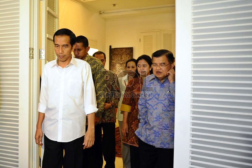 Presiden dan Wakil Presiden terpilih periode 2014-2019, Joko Widodo dan Jusuf Kalla berbicara kepada media usai rapat tertutup di Rumah Transisi, Jakarta, Kamis (28/8). (Republika/ Tahta Aidilla)