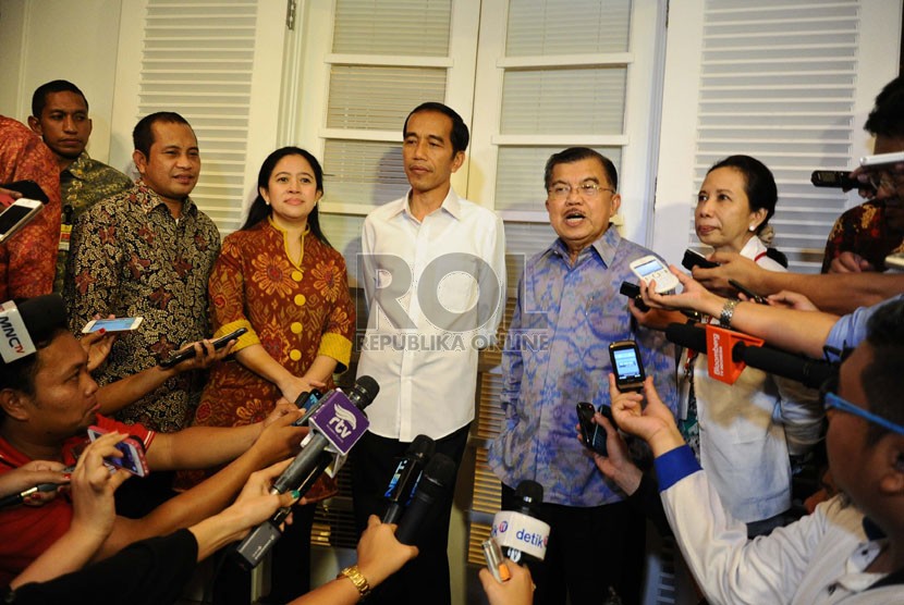 Presiden dan Wakil Presiden terpilih periode 2014-2019, Joko Widodo dan Jusuf Kalla berbicara kepada media usai rapat tertutup di Rumah Transisi, Jakarta, Kamis (28/8). (Republika/ Tahta Aidilla)