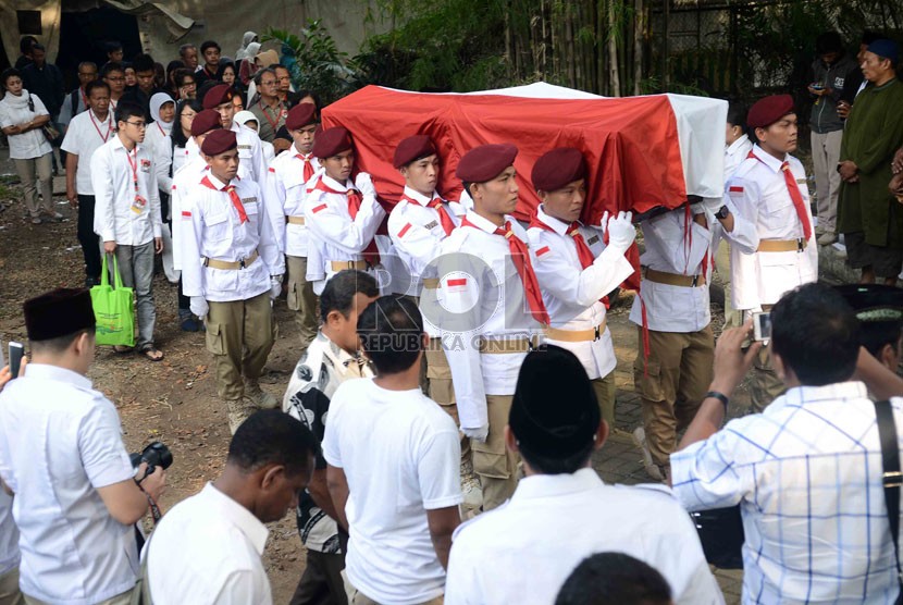 Petugas mengusung peti jenazah Ketua Umum Partai Gerindra Suhardi menuju mobil ambulan di Kantor DPP Gerindra, Jakarta Selatan, Jumat (29/8).(Republika/Agung Supriyanto) 