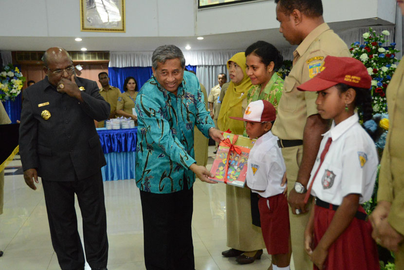   Mendikbud Muhammad Nuh menyerahkan buku Kurikulum 2013 kepada Peserta Didik tingkat SD di Provinsi Papua.