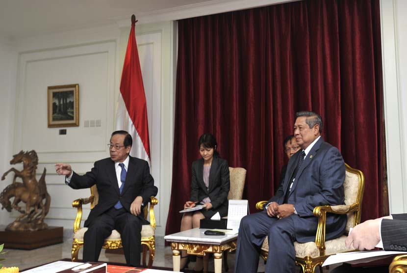 Presiden Susilo Bambang Yudhoyono (kanan) menerima mantan Perdana Menteri Jepang Yasuo Fukuda (kiri) di Kantor Presiden, Jakarta, Senin (1/9). (Antara/Andika Wahyu)   