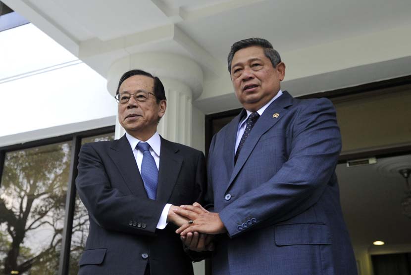  Presiden Susilo Bambang Yudhoyono (kanan) menerima mantan Perdana Menteri Jepang Yasuo Fukuda (kiri) di Kantor Presiden, Jakarta, Senin (1/9).  (Antara/Andika Wahyu)