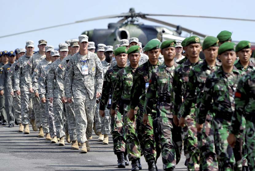 Parjurit TNI dari korps Penerbangan Angkatan Darat (Penerbad) dan tentara Amerika (US Army) berbaris pada upacara pembukaan Latihan Bersama (Latma) Garuda Shield-8 (Perisai Garuda). (Ilustrasi)