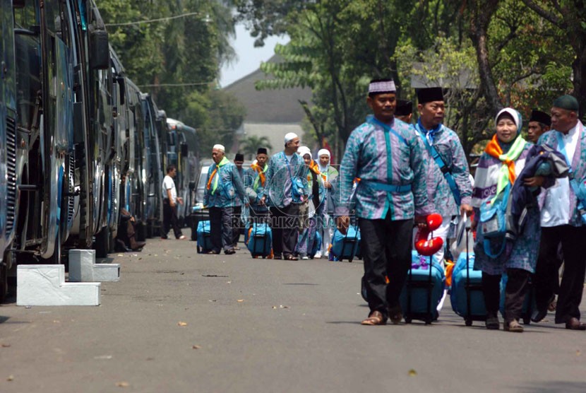  Sejumlah calon jamaah haji keluar dari asrama untuk menuju bus yang akan membawa jamaah menuju Bandara di Pondok Asrama Haji, Pondok Gede, Jakarta Timur, Selasa (2/9). (Republika/Raisan Al Farisi)
