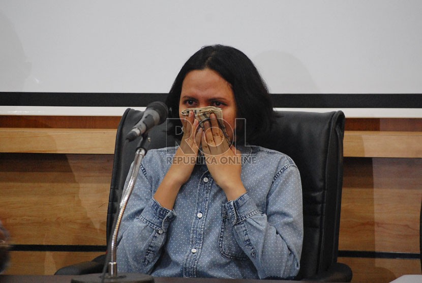   Floresia alias Flo meminta maaf pada pada masyarakat atas ocehanya di twiter yang menyinggung masyarakat di ruang debat 3 Fakultas Hukum UGM, Selasa (2/9).(foto: Nico Mkurnia Jati)