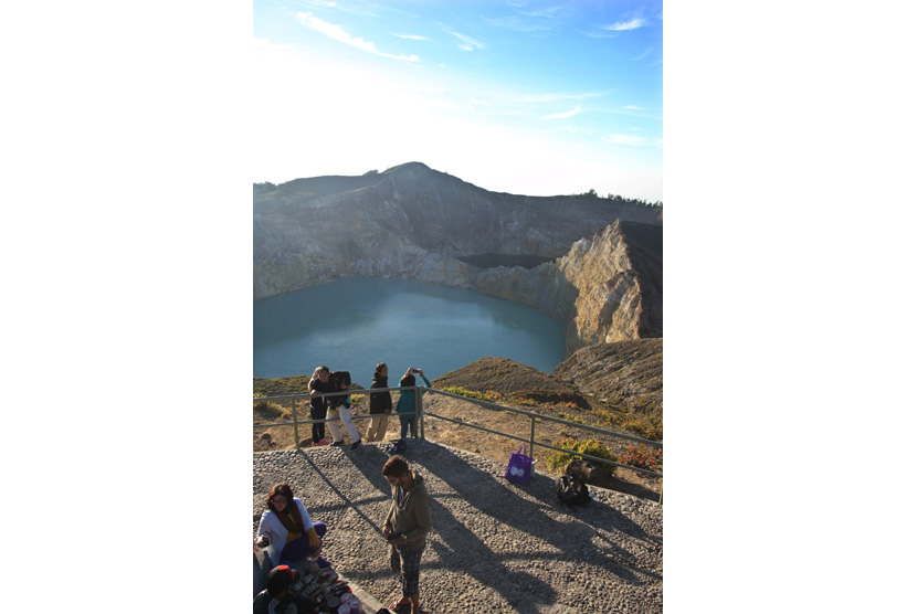 Sejumlah wisatawan menikmati pemandangan Danau Kelimutu di Ende, Flores, Nusa Tenggara Timur, Selasa (2/9).  (Antara/Reno Esnir)