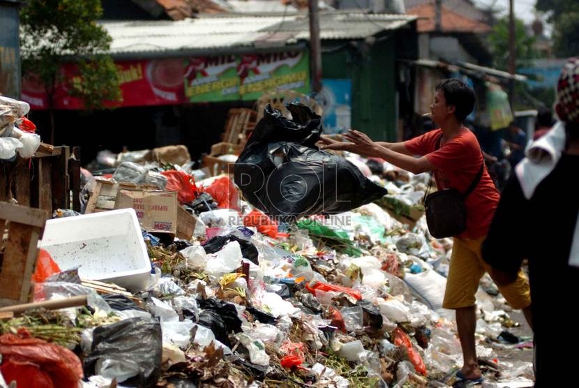  Warga membuang sampah di pinggiran jalan Pasar Blok A, Jakarta Selatan, Rabu (3/9).     (Republika/Raisan Al Farisi)