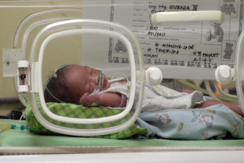  Salah satu bayi tabung yang masih ditempatkan di inkubator di ruang persalinan anak di Rumah Sakit Bhayangkara Kediri, Jawa Timur, Rabu (3/9).    ( Antara/Rudi Mulya)