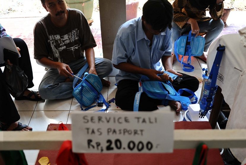   Pekerja sedang mereparasi tas Calon jamaah Haji di asrama haji Pondok Gede, Jakarta, Jumat (5/9).   (Republika/Tahta Aidilla)
