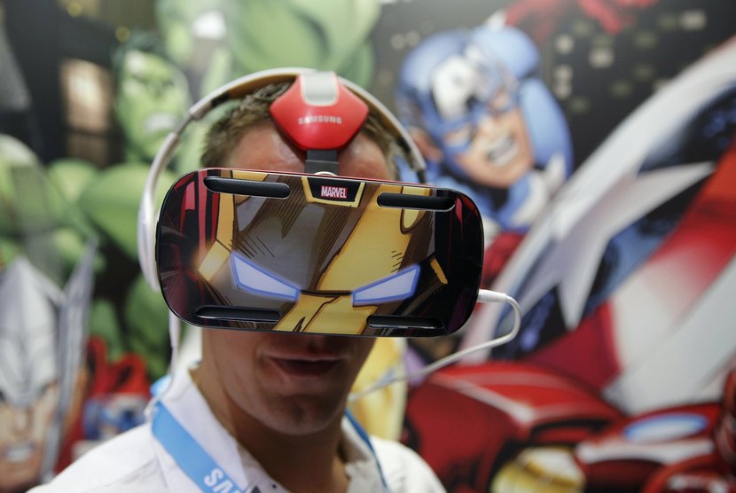 Seorang pengunjung mencoba perangkat baru Samsung Gear VR di pameran teknologi konsumen IFA di Berlin, Jumat (5/9).    (Reuters / Fabrizio Bensch )