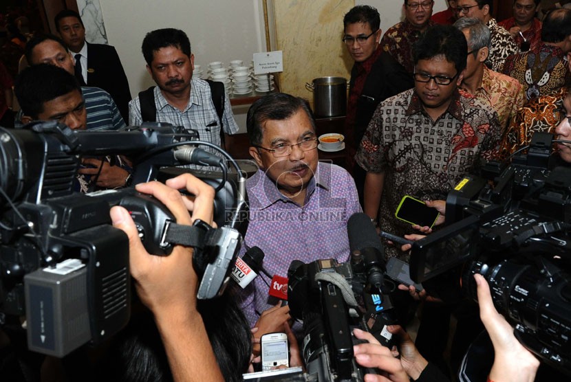   Calon Wakil Presiden terpilih Jusuf Kalla menjawab pertanyaan media usai menghadiri forum silaturahmi Fraksi PDIP di Jakarta, Ahad (7/9).  (Republika/Tahta Aidilla)