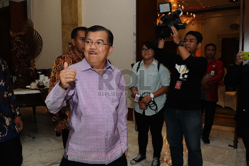 Calon Wakil Presiden terpilih Jusuf Kalla mengacungkan ibu jari usai menghadiri forum silaturahmi Fraksi PDIP di Jakarta, Ahad (7/9).  (Republika/Tahta Aidilla)