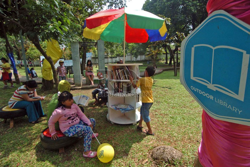 Sejumlah anak membaca buku saat penyuluhan Hidden Park di Ruang Terbuka Hijau (RTH) Taman Tanjung, Jakarta Selatan, Ahad (7/9). (Republika/Raisan Al Farisi)
