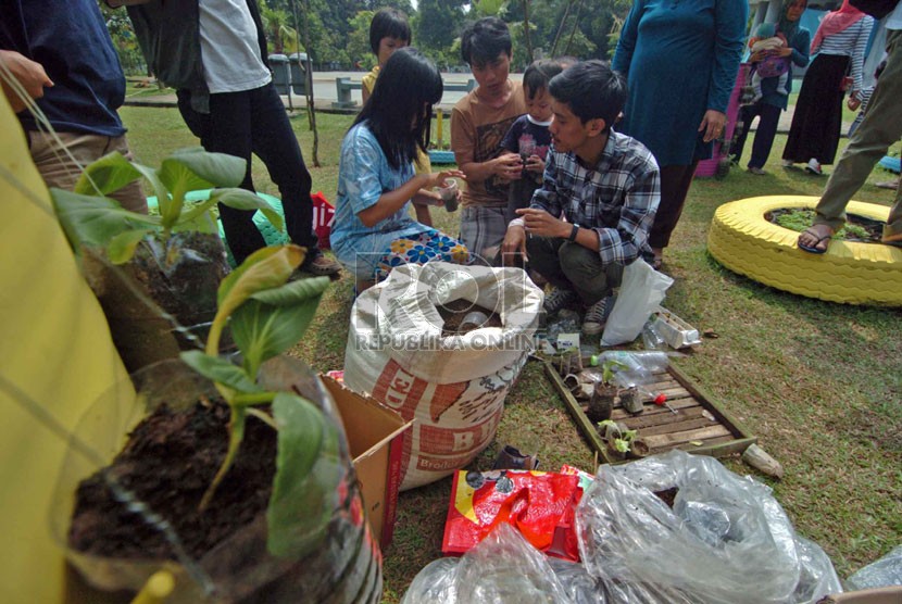   Sejumlah anakmengikuti workshop penanaman bibit sayuran penyuluhan Hidden Park di Ruang Terbuka Hijau (RTH) Taman Tanjung, Jakarta Selatan, Ahad (7/9). (Republika/Raisan Al Farisi)