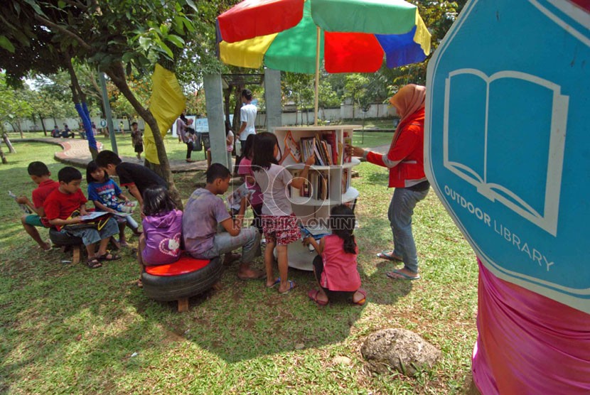 Sejumlah anak membaca buku saat penyuluhan Hidden Park di Ruang Terbuka Hijau (RTH) Taman Tanjung, Jakarta Selatan, Ahad (7/9). (Republika/Raisan Al Farisi)