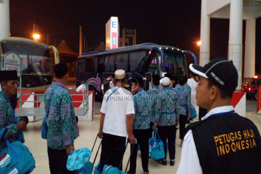   Calon jamaah haji naik ke dalam bus di area Bandara International King Abdul Aziz Jeddah, Sabtu (6/9). (Republika/Zaky Al Hamzah)