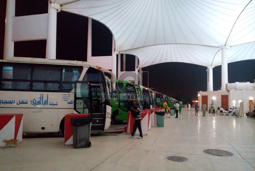  Sejumlah bus jamaah haji diparkir di area Bandara International King Abdul Aziz Jeddah, Sabtu (6/9).  (Republika/Zaky Al Hamzah)