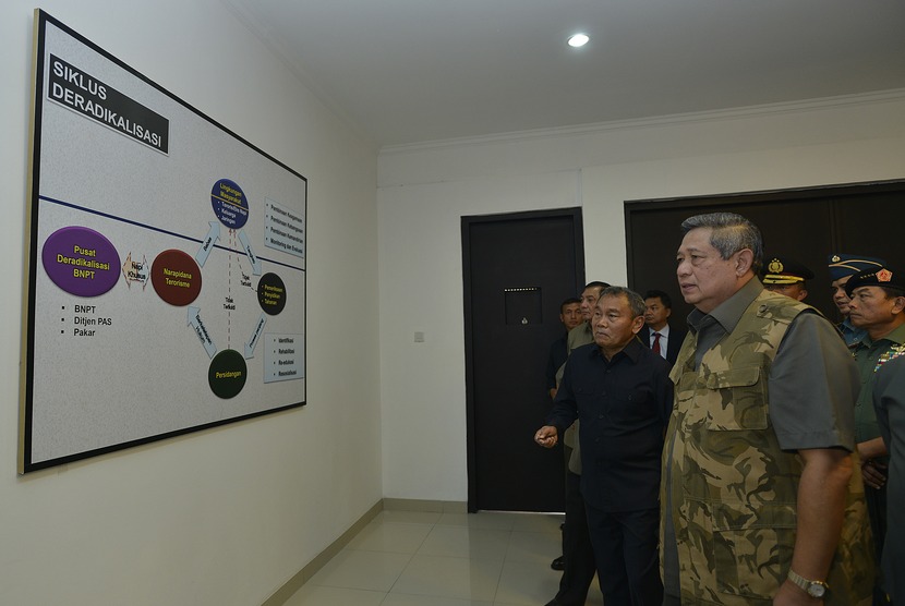   Presiden SBY (kedua kanan) mendapat penjelasan tentang siklus deradikalisasi dari Kepala BNPT Ansyaad Mbaai (kiri) ketika melakukan kunjungan ke Gedung Pusat Deradikalisasi, BNPT di Komplek Indonesia Peace and Security Centre (IPSC), Sentul, Bogor, Senin