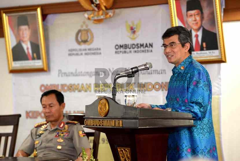  Ketua Ombudsman RI Danang Girindrawardana (kanan) bersama Kapolri Jenderal Sutarman saat acara penandatanganan kerjasama antara Polri dengan Ombudsman RI di Jakarta, Selasa (9/9).   (Republika/ Wihdan)