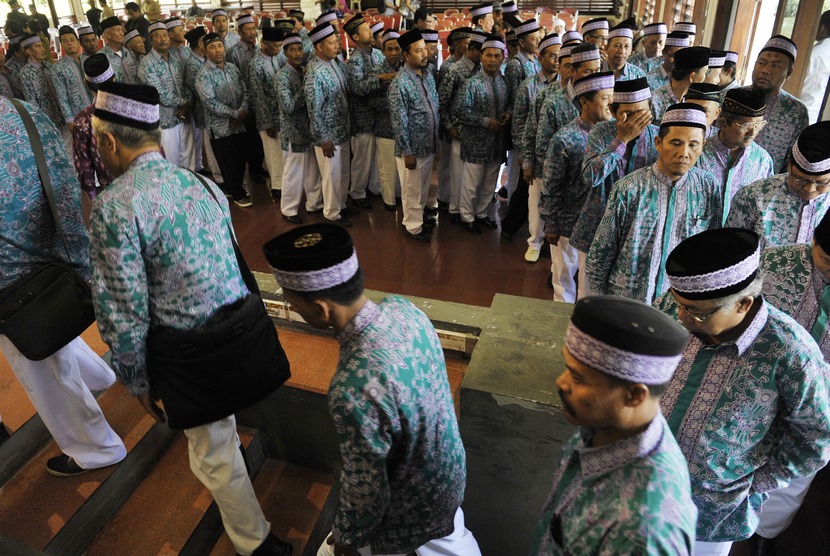  Ratusan jamaah calon haji berbaris saat upacara pelepasan di Denpasar, Bali, Selasa (9/9).   (Antara/Nyoman Budhiana)