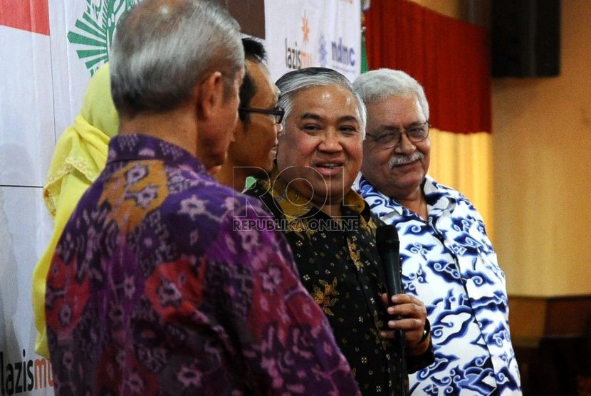  Ketua Umum Muhammadiyah Din Syamsuddin (kedua kanan) bersama Dubes Palestina untuk Indonesia Fariz N Mehdawi (paling kanan) saat pemberian bantuan di kantor Muhammadiyah, Selasa (9/9).   (Republika/ Tahta Aidilla)