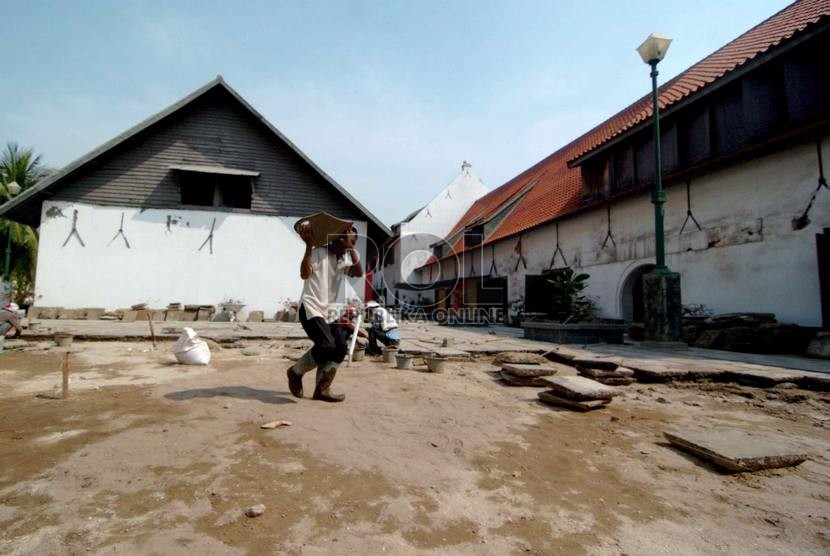  Pekerja menyelesaikan proses revitalisasi Museum Bahari di Jalan Pasar Ikan, Jakarta Utara, Selasa (9/9).   (Republika/Raisan Al Farisi)