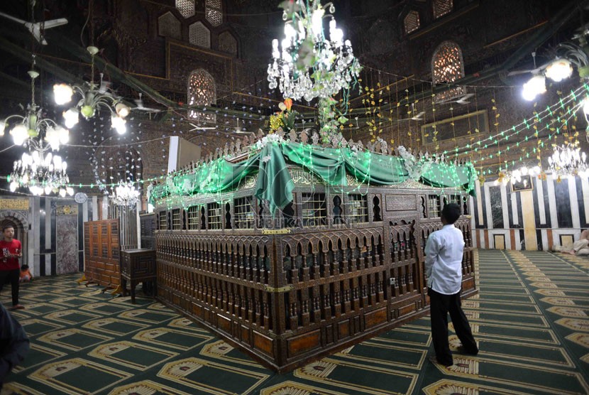 Peziarah melihat makam Imam Syafi’i di Kairo, Mesir, Selasa (9/9). (Republika/Agung Supriyanto)