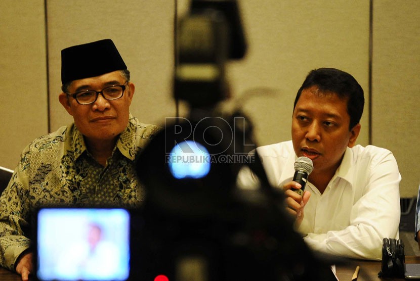  Wakil Ketua Umum DPP PPP Emron Pangkapi (kiri) selaku Pelaksana tugas (Plt) Ketua Umum, bersama Sekjen DPP PPP Romahurmuziy (kanan) saat konfrensi pers di Jakarta, Rabu (10/9).  (Republika/Tahta Aidilla)