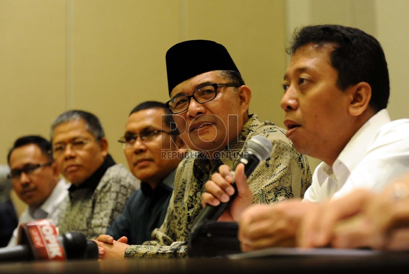  Wakil Ketua Umum DPP PPP Emron Pangkapi (kedua kanan) selaku Pelaksana tugas (Plt) Ketua Umum, bersama Sekjen DPP PPP Romahurmuziy (kanan) saat konfrensi pers di Jakarta, Rabu (10/9).  (Republika/Tahta Aidilla)