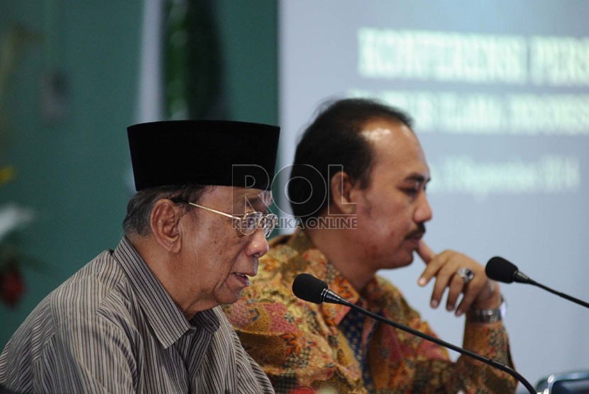  Ketua Majelis Ulama Indonesia (MUI) Amidhan (kiri) bersama Direktur LPPOM MUI, Ir. Lukmanul Hakim (Kanan) berbicara kepada media terkait Rancangan Undang-Undang Jaminan Produk Halal di Kantor MUI, Jakarta, Rabu (10/9). (Republika/ Tahta Aidilla)