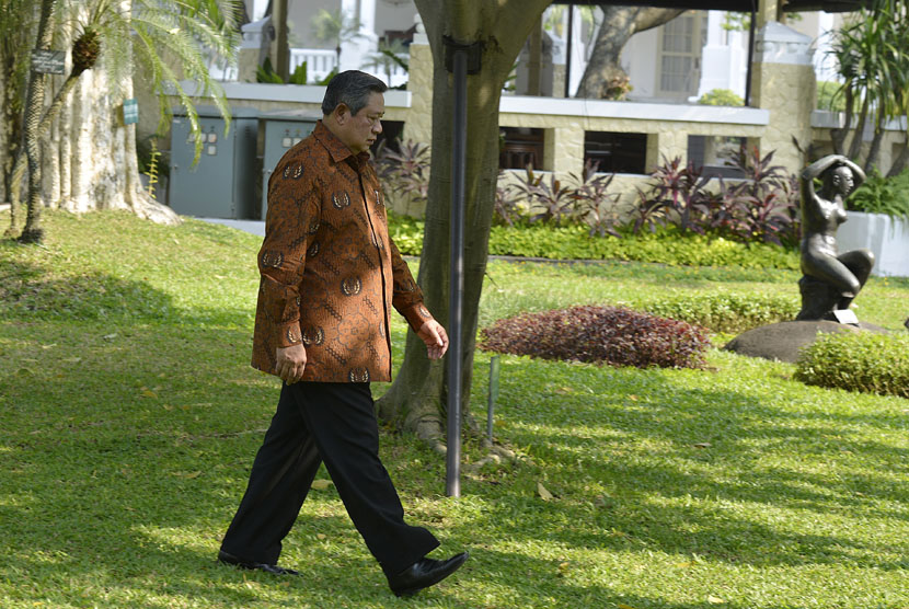  Presiden Susilo Bambang Yudhoyono berjalan menuju Kantor Kepresidenan usai melakukan sesi foto bersama dengan pegawai Sekretariat Kepresidenan di halaman Istana Kepresidenan, Jakarta, Kamis (11/9). (Antara/Widodo S. Jusuf)